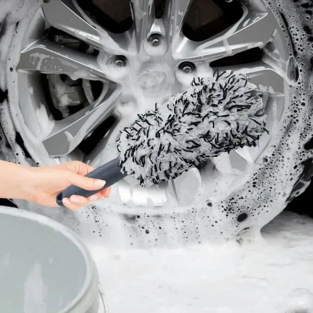 Plush wheel wash brush with non-slip handle